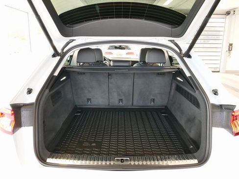 Used 2023 Audi Q8 Premium image 15