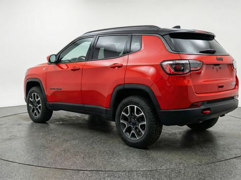 Used 2025 Jeep Compass Trailhawk AWD/4WD image 6