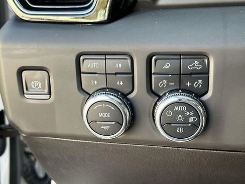 Used 2025 GMC Sierra 1500 AT4 image 17