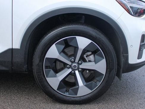 Used 2025 Volvo XC40 B5 Plus image 41