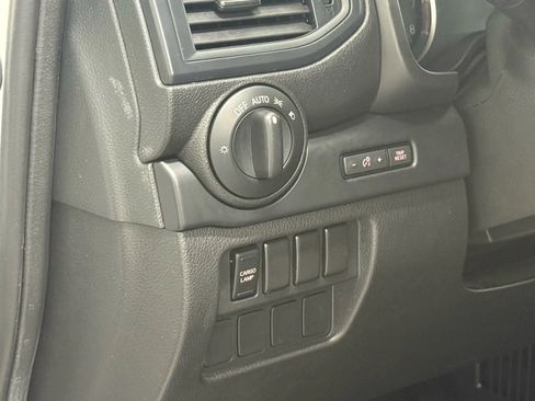 Used 2020 Nissan Titan S image 21