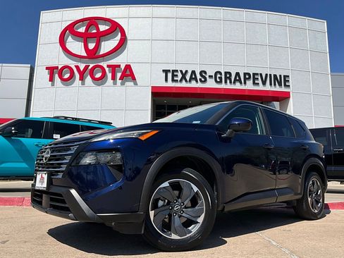 Used 2025 Nissan Rogue SV image 2