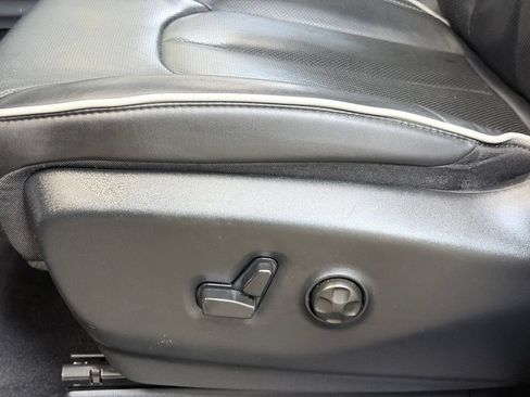 Used 2025 Chrysler Pacifica Limited FWD image 12