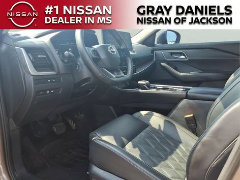 Certified 2025 Nissan Rogue Platinum w/ Tech Package FWD image 12