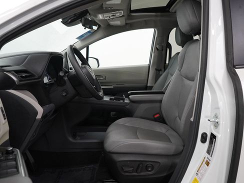 New 2024 Toyota Sienna Limited image 19