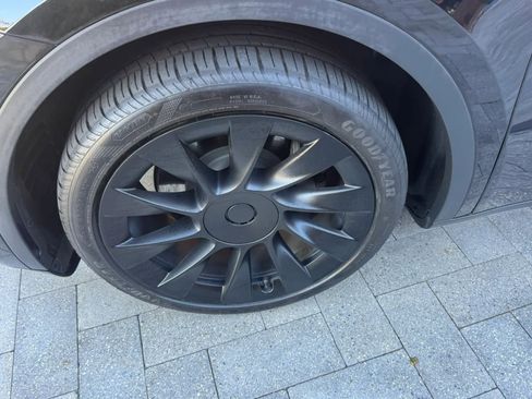 Used 2023 Tesla Model Y Long Range AWD/4WD image 37