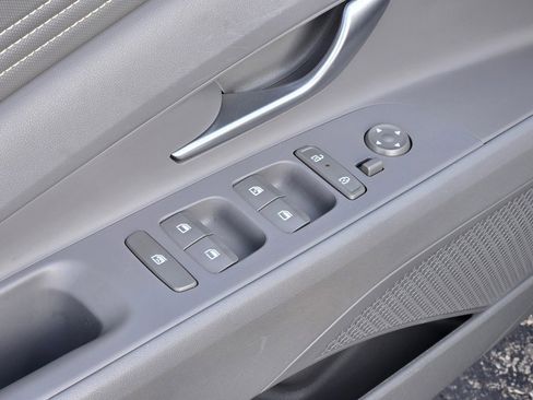 Used 2025 Hyundai Elantra SEL image 19