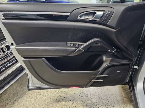 Used 2018 Porsche Cayenne Platinum Edition image 21