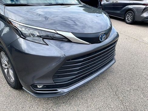 Used 2025 Toyota Sienna XLE FWD image 8