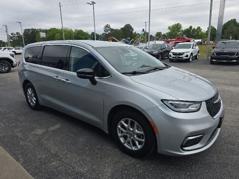 Used 2024 Chrysler Pacifica Touring-L FWD image 7