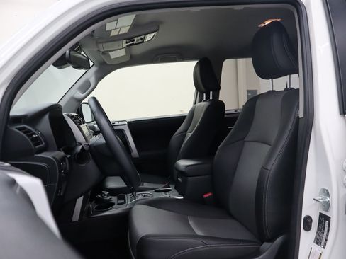 Used 2020 Toyota 4Runner SR5 Premium image 13