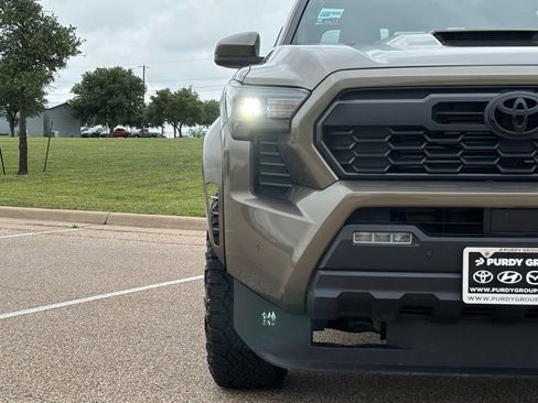 Used 2025 Toyota Tacoma TRD Sport w/ TRD Sport Upgrade Package AWD/4WD image 4