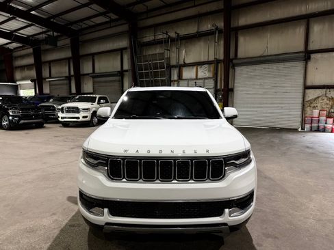 Used 2022 Jeep Wagoneer Series III w/ Premium Group I AWD/4WD image 10