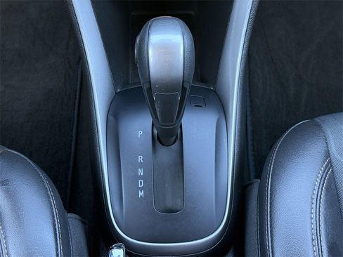 Used 2022 Chevrolet Trax LT w/ LT Convenience Package image 15