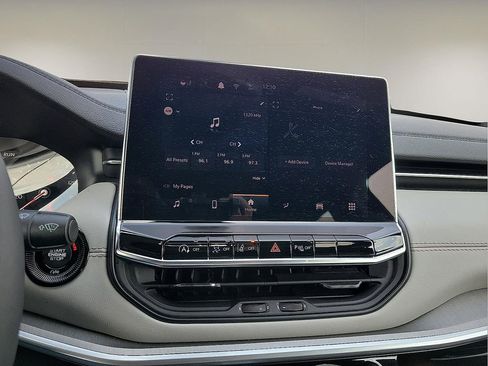 Used 2025 Jeep Compass Limited image 15