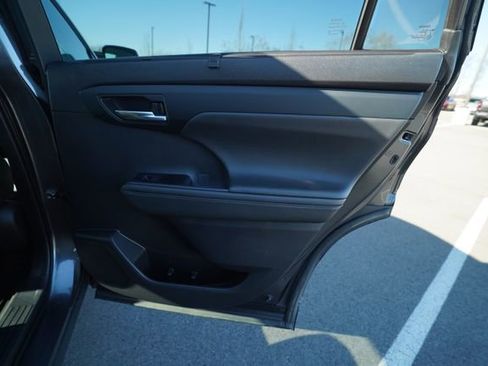 Used 2021 Toyota Highlander XLE image 24