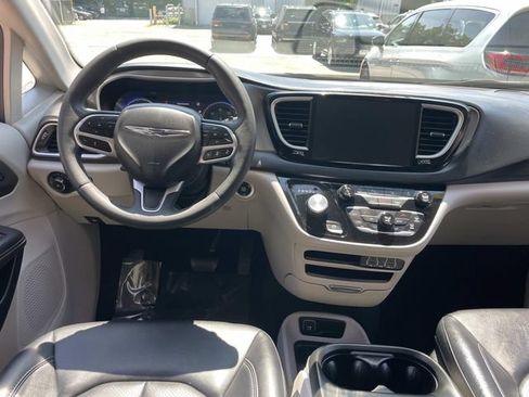 Used 2024 Chrysler Pacifica Touring-L FWD image 16