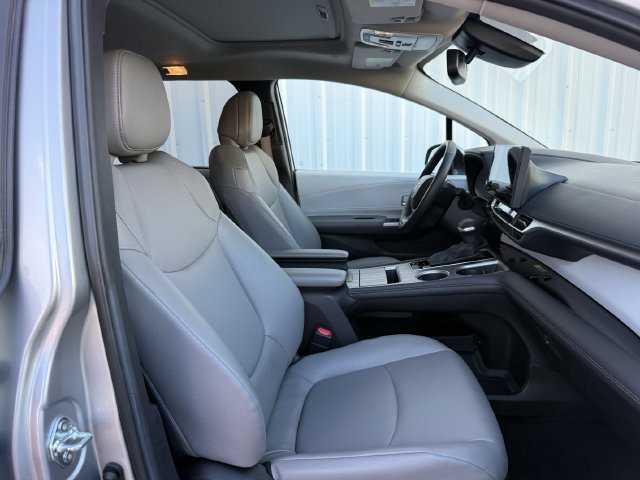 Certified 2025 Toyota Sienna XLE FWD image 31