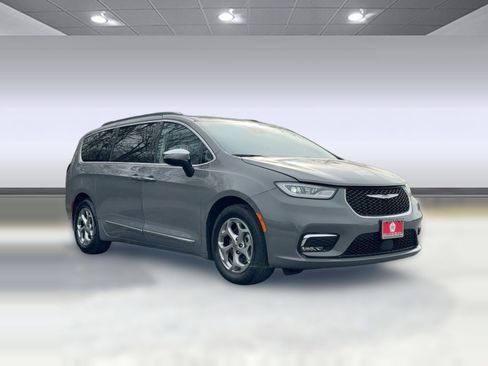 Used 2023 Chrysler Pacifica Limited image 7