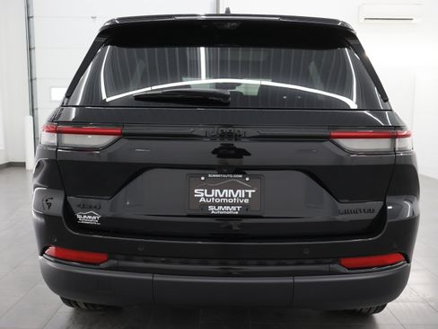 Used 2025 Jeep Grand Cherokee Limited w/ Luxury Tech Group II image 31