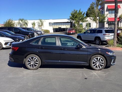 Used 2025 Volkswagen Jetta SE image 3