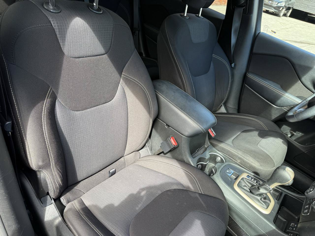 Used 2015 Jeep Cherokee Latitude w/ Comfort/Convenience Group FWD image 9