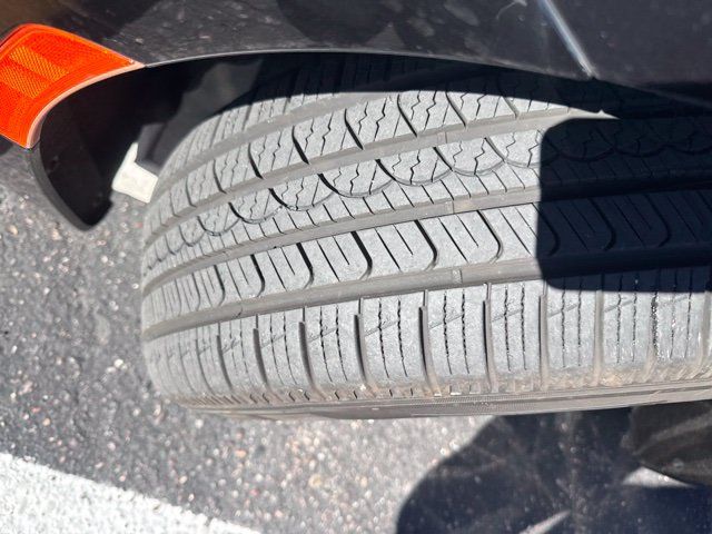 Used 2023 Chrysler Pacifica Touring-L FWD image 4