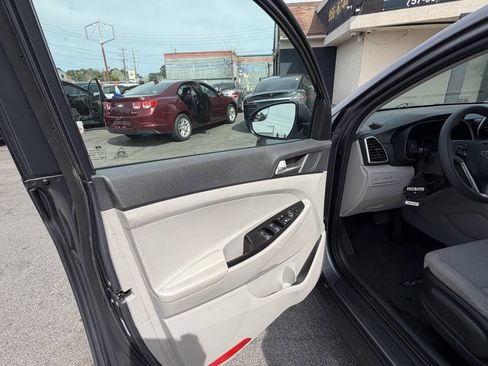 Used 2019 Hyundai Tucson SE image 19