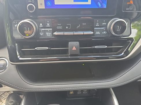 Used 2023 Toyota Highlander XLE AWD/4WD image 31