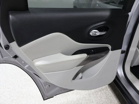 Used 2022 Jeep Cherokee Latitude Lux w/ Mopar Interior Package image 19