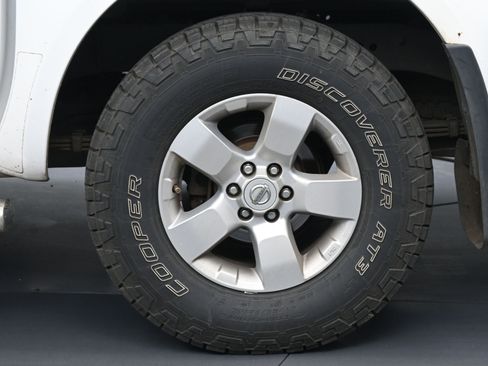 Used 2012 Nissan Frontier SV image 17