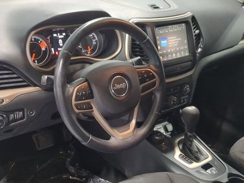 Used 2017 Jeep Cherokee Latitude w/ Comfort/Convenience Group AWD/4WD image 12
