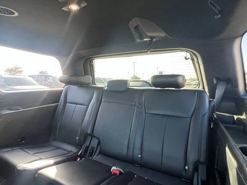 Used 2018 Ford Expedition XLT w/ Equipment Group 202A AWD/4WD image 9