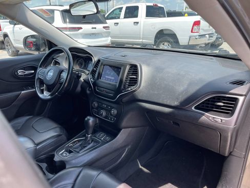Used 2019 Jeep Cherokee Latitude Plus FWD image 18