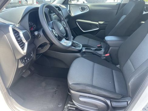 Certified 2022 Kia Soul LX w/ Technology Package FWD image 8