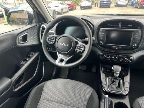 Used 2025 Kia Soul LX w/ LX Technology Package FWD image 32