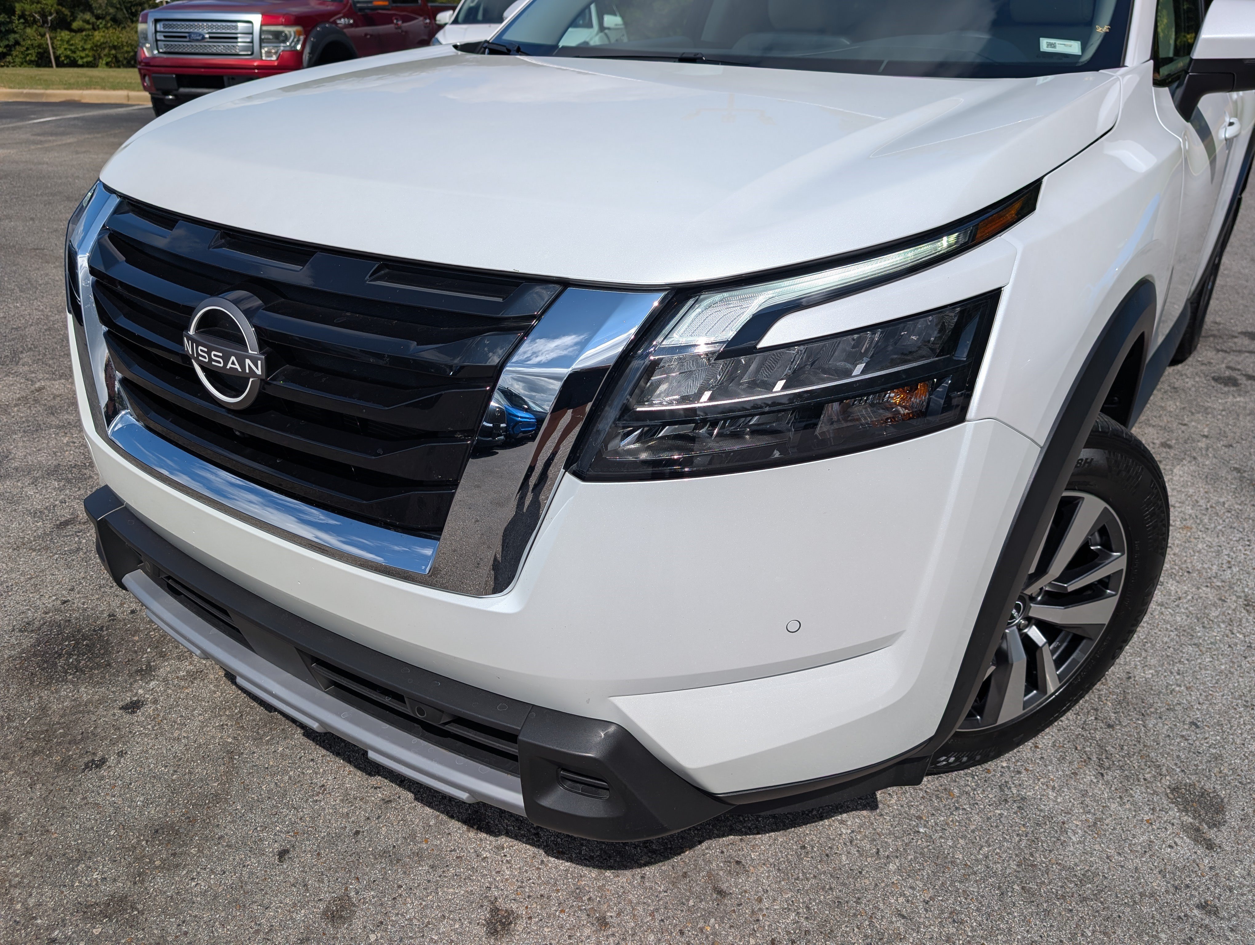Used 2025 Nissan Pathfinder SL FWD image 13