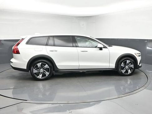 Used 2025 Volvo V60 B5 Cross Country Plus AWD/4WD image 9