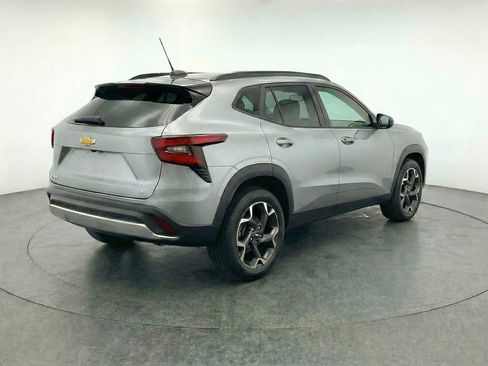 Used 2025 Chevrolet Trax LT w/ LT Convenience Package image 9