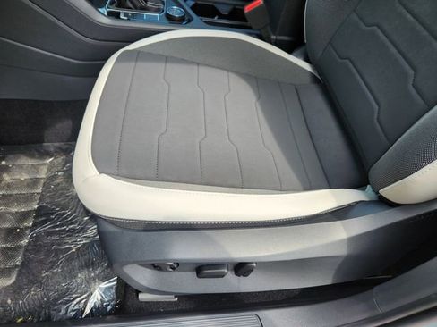 New 2025 Volkswagen Taos SE image 23