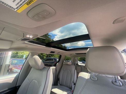Used 2017 Chrysler Pacifica Limited w/ Advanced Safetytec Group FWD image 21