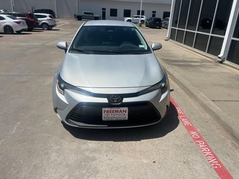 Used 2025 Toyota Corolla LE FWD image 4