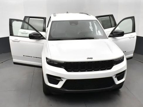 Used 2024 Jeep Grand Cherokee Altitude AWD/4WD image 10