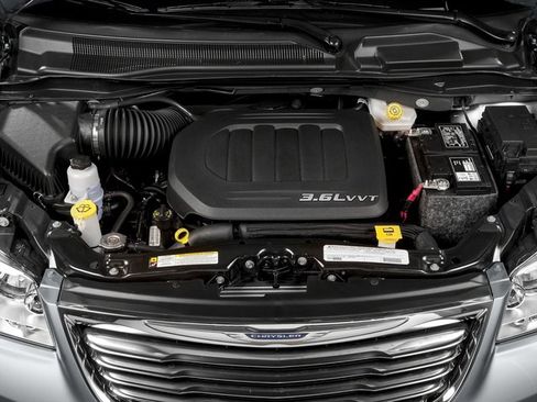 Used 2016 Chrysler Town & Country Touring-L image 14