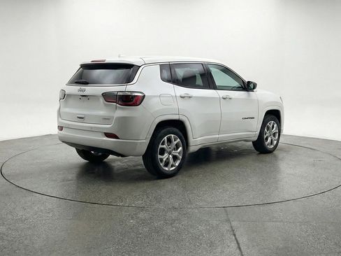 Used 2025 Jeep Compass Latitude image 9