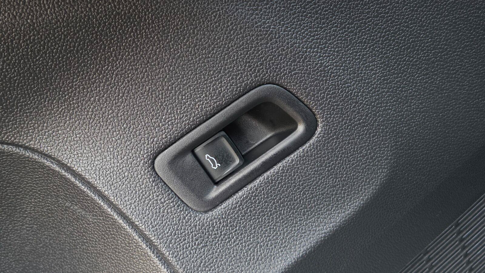 Used 2024 Volkswagen Atlas Cross Sport SE FWD image 18