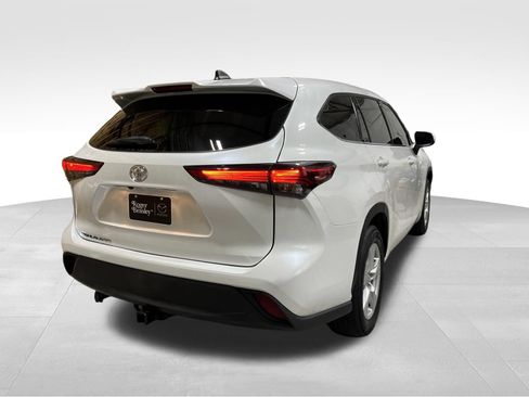 Used 2022 Toyota Highlander L FWD image 5