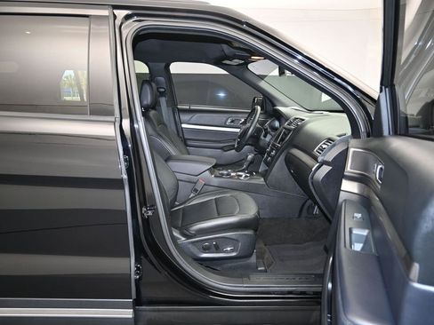 Used 2018 Ford Explorer XLT w/ Equipment Group 202A FWD image 27