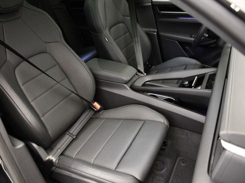 Certified 2025 Porsche Macan Electric image 47