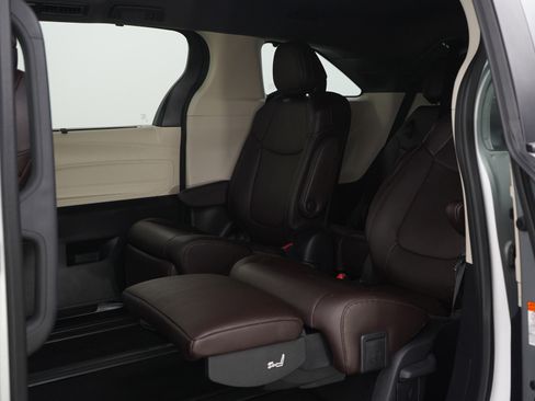 Used 2024 Toyota Sienna Platinum image 21
